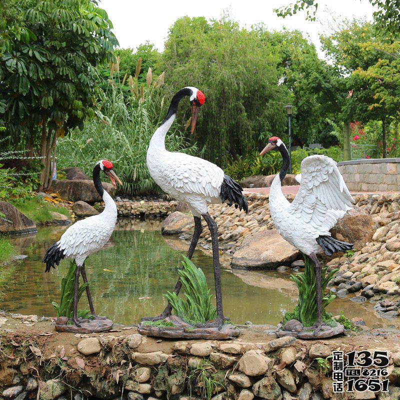 玻璃鋼彩繪仿真動(dòng)物景觀裝飾品池塘邊上的丹頂鶴雕塑 玻璃鋼彩繪仿真動(dòng)物景觀裝飾品池塘邊上的丹頂鶴雕塑