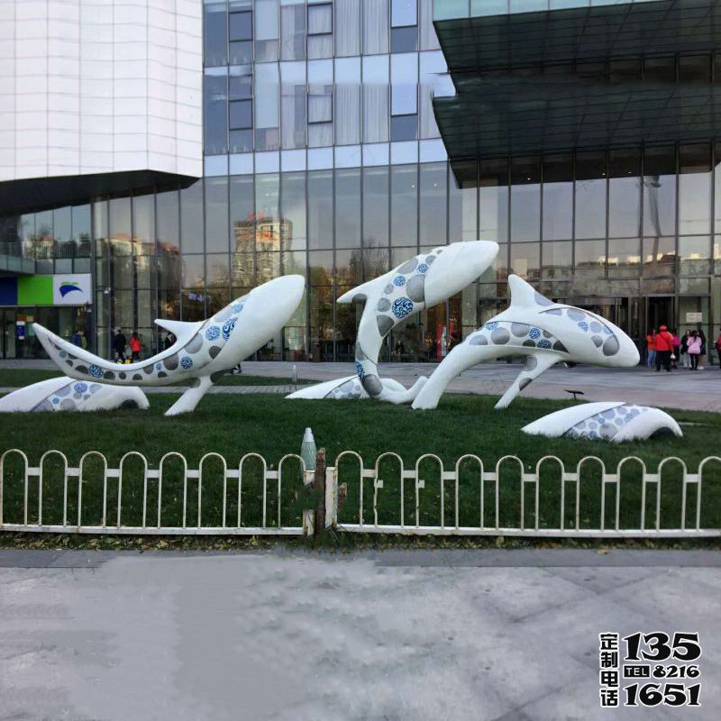 商場(chǎng)門(mén)口玻璃鋼彩繪鯨魚(yú)景觀雕塑 商場(chǎng)門(mén)口玻璃鋼彩繪鯨魚(yú)景觀雕塑